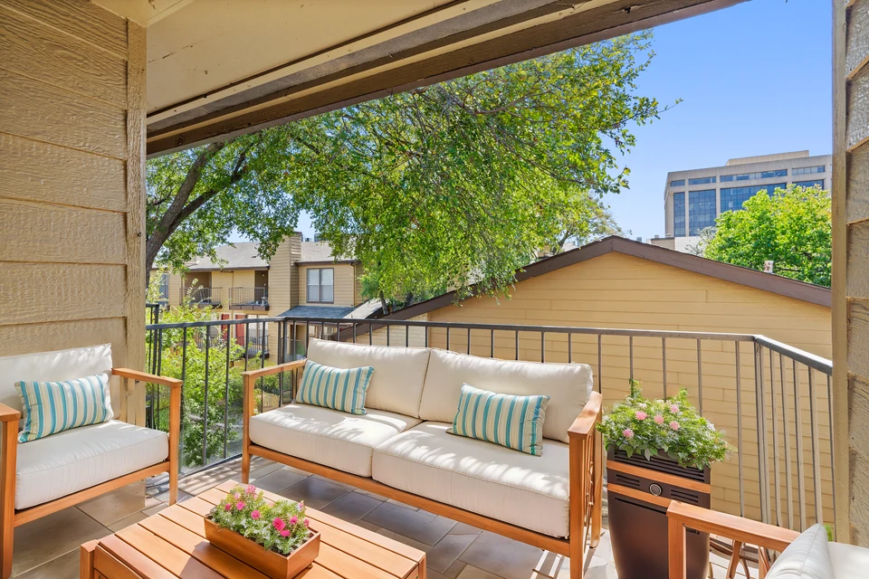 A furnished private balcony at Regal Court in Dallas, Texas.