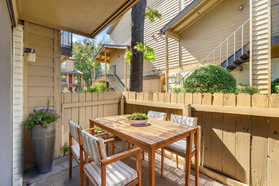A private patio dining area at Regal Court in Dallas, Texas.